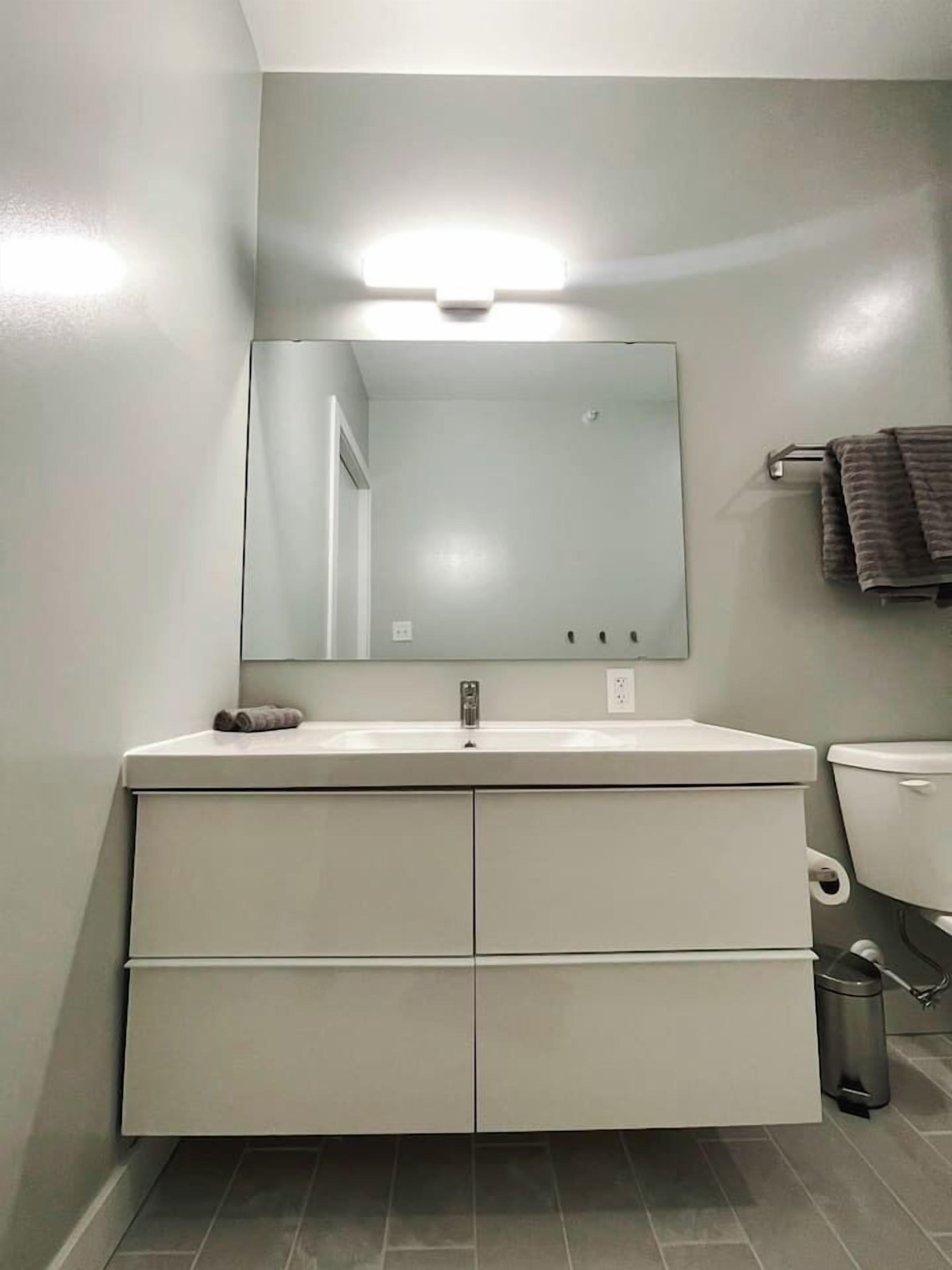 Sèche-cheveux, serviettes fournies, savon, shampoing