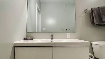 Sèche-cheveux, serviettes fournies, savon, shampoing