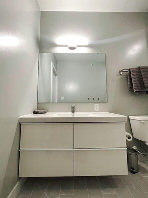 Haartrockner, Handtücher, Seife, Shampoo