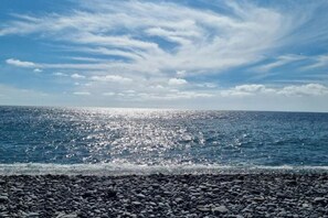 Chaises longues, serviettes de plage