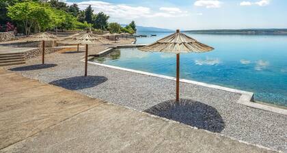 Cosy apartment for 6 guests with WIFI, A/C, TV and terrace