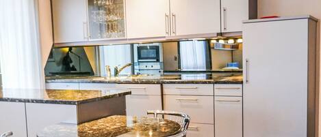 微波炉、烤箱、洗碗机、高脚椅