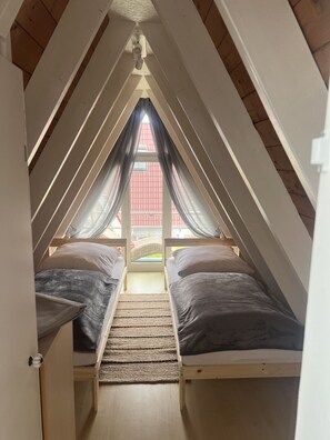 3 habitaciones, escritorio y tabla de planchar con plancha