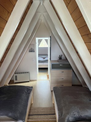 3 chambres, bureau, fer et planche à repasser, lit parapluie