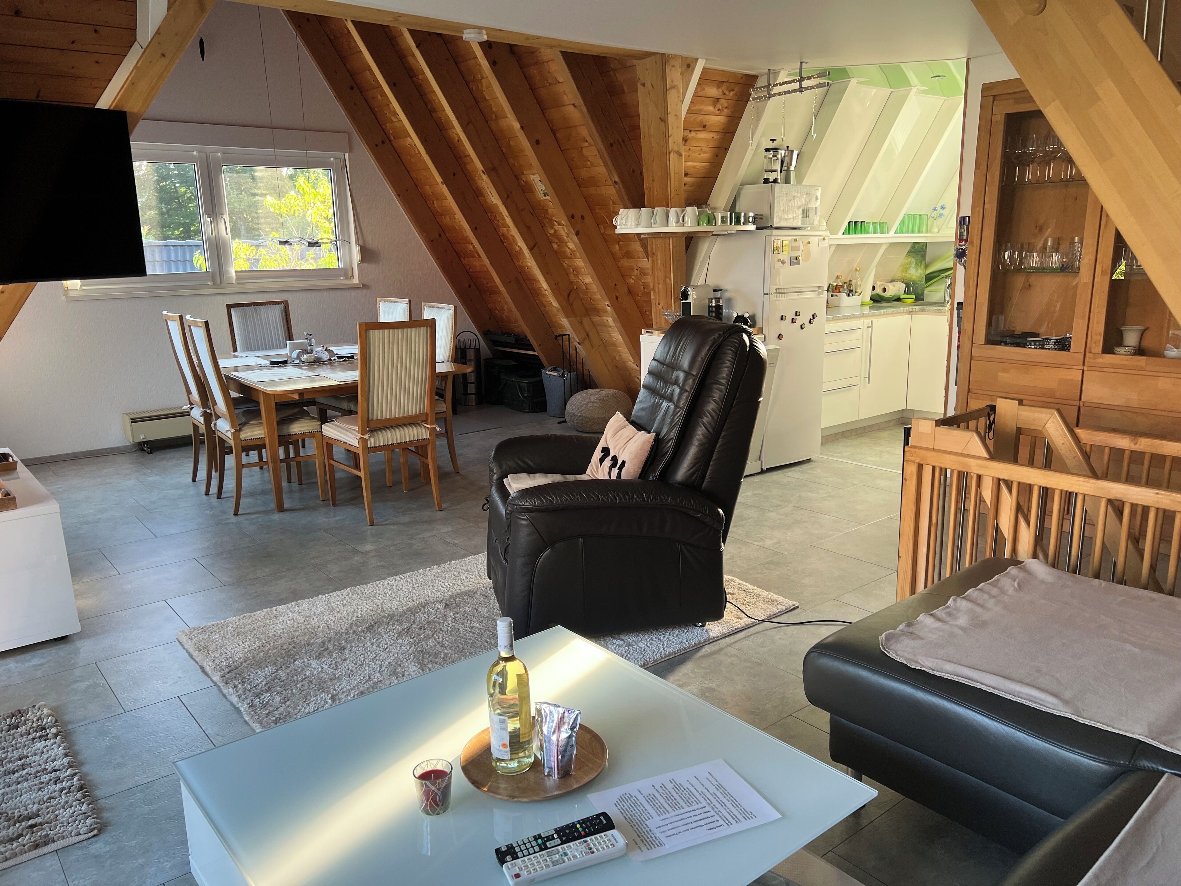 Smart-tv, een open haard en boeken