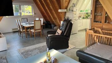 Smart-tv, een open haard en boeken