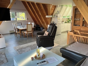 Smart-TV, Kamin, Bücher