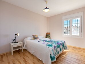 4 habitaciones, tabla de planchar con plancha y cuna de viaje 