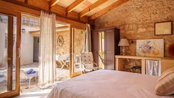 2 bedrooms, iron/ironing board, travel crib, free WiFi