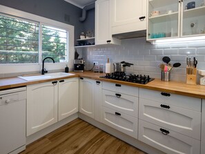 Mikrowelle, Ofen, Geschirrspüler, Hochstuhl