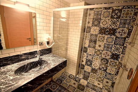Free toiletries, hair dryer. Renk Otel Karşıyaka