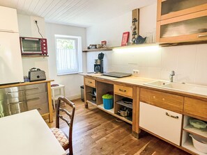 Mikroaaltouuni, leivänpaahdin, ruokailupöytä