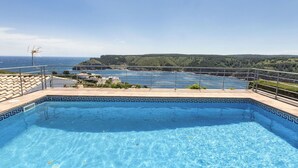 A swimming pool with a view of the sea and hills. - Wonderful private villa for 6 guests with pool, TV, terrace and panoramic view (L'escala)