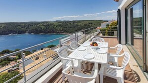 A balcony with a table set for dining, overlooking a coastal landscape with a clear view of the sea and hills. - Wonderful private villa for 6 guests with pool, TV, terrace and panoramic view (L'escala)