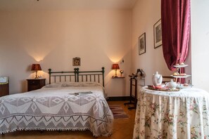 2 chambres, fer et planche à repasser