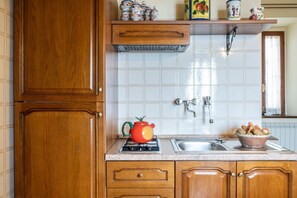 Een koelkast, een kookplaat, een koffiezetapparaat/waterkoker