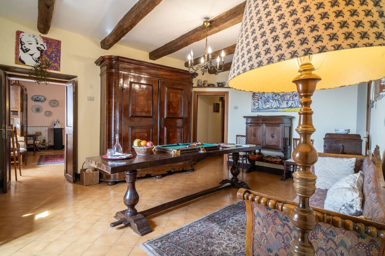 Une pièce de style traditionnel, avec un billard, des meubles en bois et un lustre.