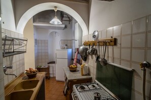 Køleskab, ovn, kogeplade, kaffe-/temaskine