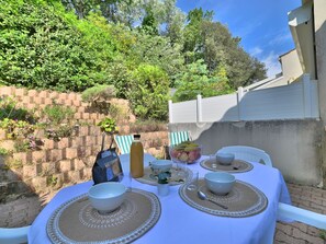 Outdoor dining - Wonderful villa for 4 people with WIFI, TV and terrace (Le Grand-village-plage)