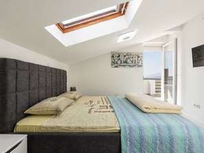 4 bedrooms, iron/ironing board, travel cot, free WiFi