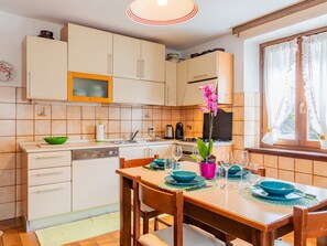Microwave, oven, dishwasher, toaster - Nice apartment for 4 guests with WIFI, TV, terrace and pets allowed (Gera Lario)
