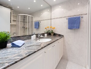 Bathroom - Lovely apartment for 4 people with pool, TV and terrace (Cambrils)