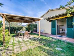 Outdoor dining - Lovely apartment for 3 guests with WIFI, pool, TV, pets allowed and panoramic view (Castellina Marittima)