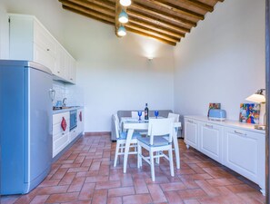 Dining - Lovely apartment for 3 guests with WIFI, pool, TV, pets allowed and panoramic view (Castellina Marittima)