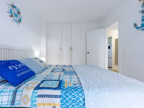 2 bedrooms, iron/ironing board, travel cot, free WiFi - Cosy apartment for 6 people with WIFI, TV and terrace (Cambrils)