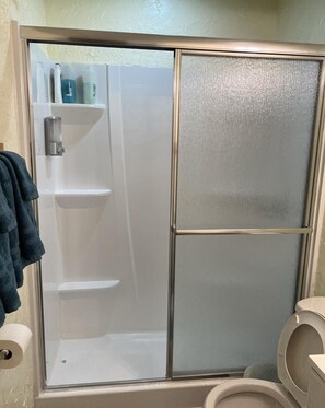 Haartrockner, Handtücher, Seife, Toilettenpapier