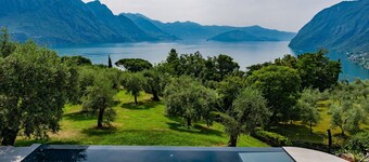 Stunning private villa for 10 guests with WIFI, hot tub, private pool, TV and patio