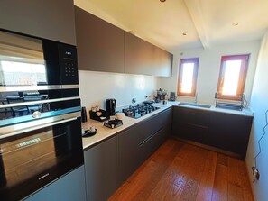 Kjøleskap, mikrobølgeovn, ovn og kokeplater