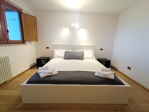 3 soverom, skrivebord, reiseseng for barn og wi-fi (inkludert)