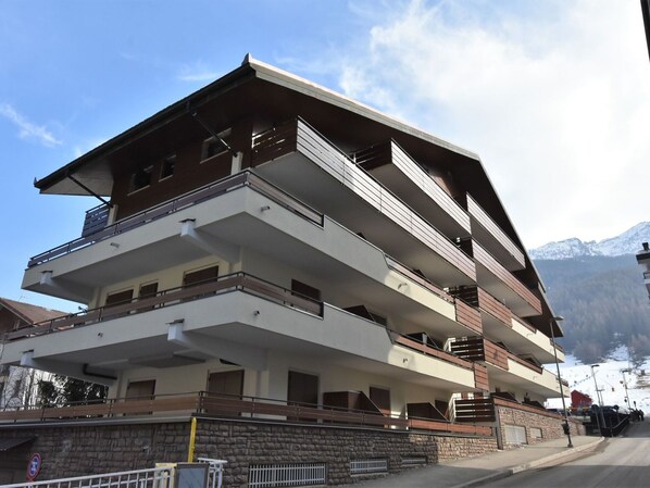 Cloud, Sky, Building, Property, Urban Design, Residential Area, Facade, Real Estate, House, City - Nice apartment for 5 people with WIFI, TV and terrace (Aprica)