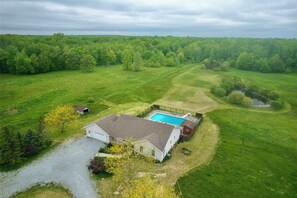Exterior - 40 Acre Vacation rental Cottage with hot tub and swimming pool in Niagara (Welland)