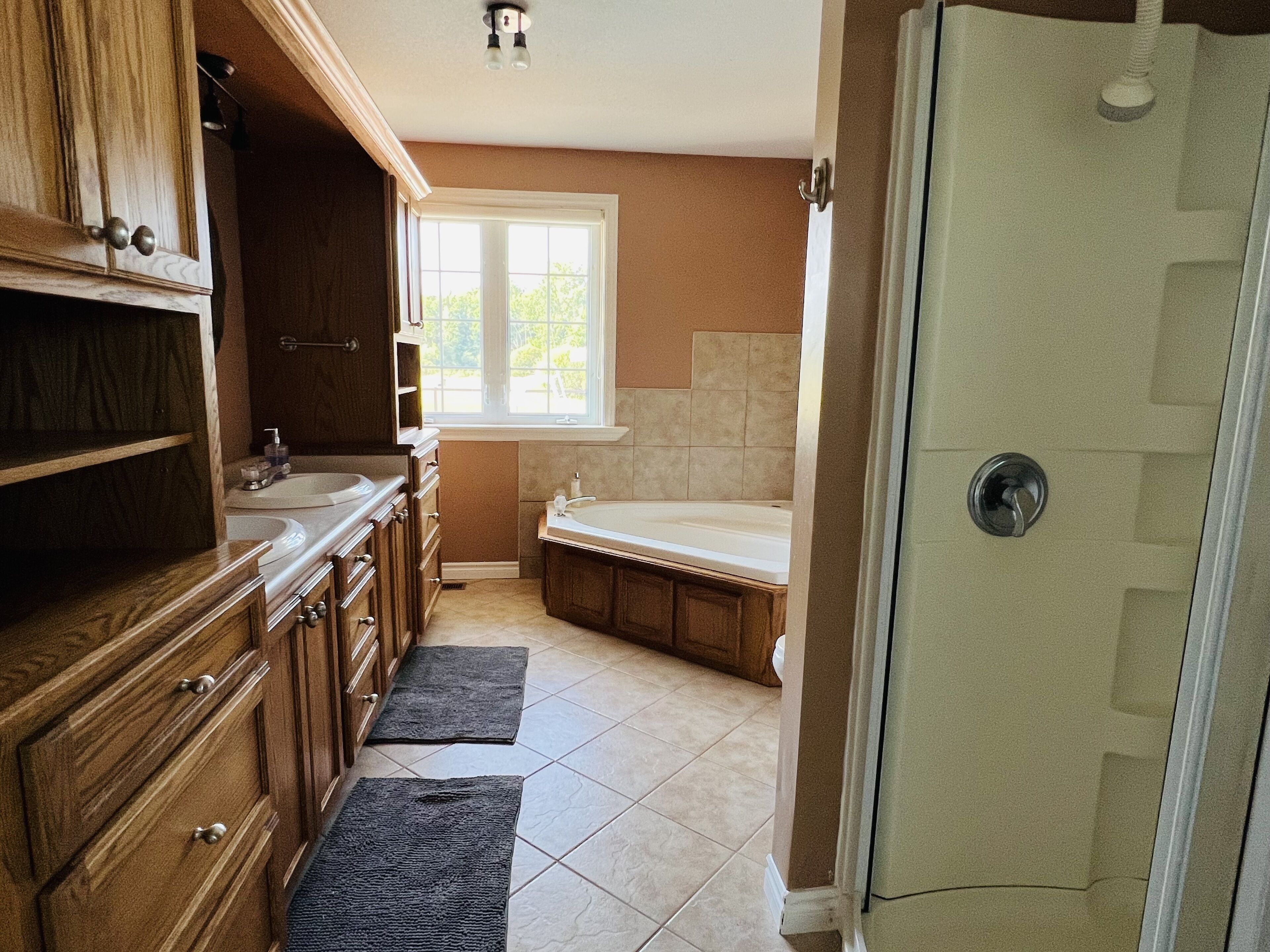 Sèche-cheveux, serviettes fournies, savon, shampoing