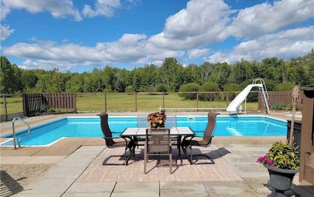 Outdoor pool. 40 Acre Vacation rental Cottage with hot tub and swimming pool in Niagara