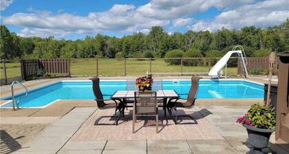 40 Acre Vacation rental Cottage with hot tub and swimming pool in Niagara