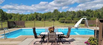 40 Acre Vacation rental Cottage with swimming pool in Niagara