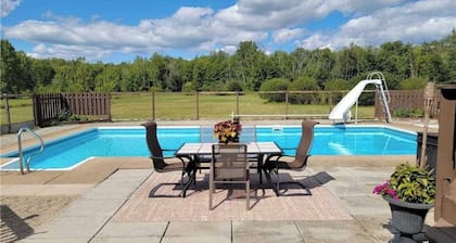 40 Acre Vacation rental Cottage with swimming pool in Niagara