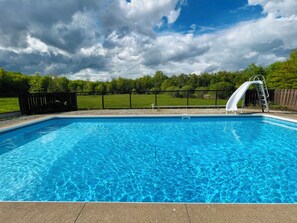 Outdoor pool - 40 Acre Vacation rental Cottage with hot tub and swimming pool in Niagara (Welland)
