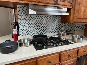 Réfrigérateur, four à micro-ondes, un four, surface de cuisson