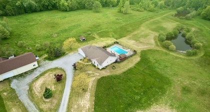 40 Acre Vacation rental Cottage with swimming pool in Niagara