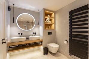 Douche, sèche-cheveux, serviettes fournies, papier toilette