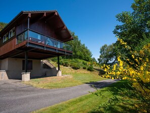 Exterior - Cosy apartment in villa for 6 people with WIFI, TV, patio and panoramic view (Inverness)
