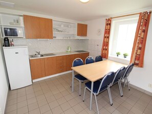 Mikrovågsugn och barnstol