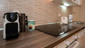 Een microgolfoven, een oven, een vaatwasser