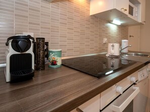 Een microgolfoven, een oven, een vaatwasser