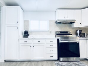 Frigorífico, microondas, horno y placa de cocina