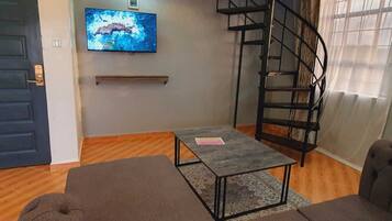 Luxury Penthouse, 1 King Bed, Non Smoking, Hill View | Hypo-allergenic bedding, memory foam beds, soundproofing